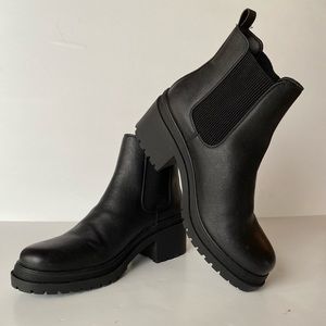 NWOT Black Chunky Chelsea Boots 9